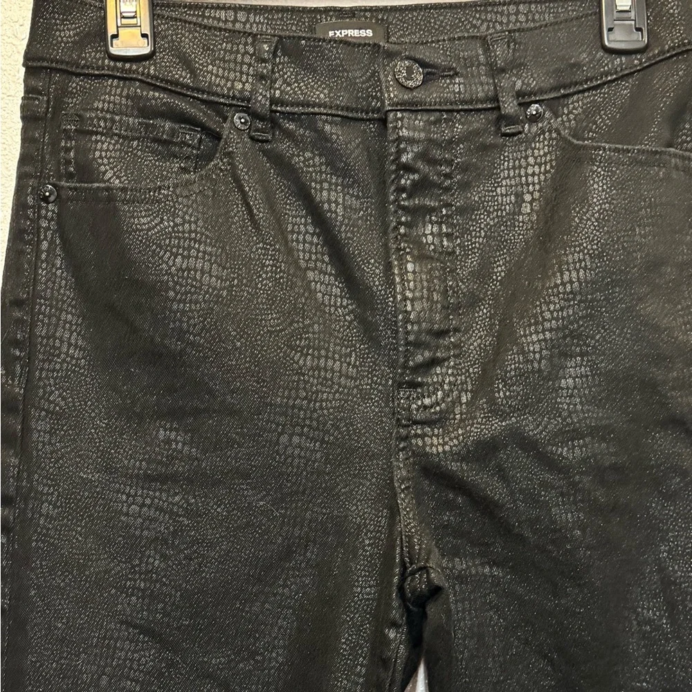 Express Black Faux Snakeskin Pattern Cropped High Rise Womens 8‎ Mom Jean - Picture 3 of 8